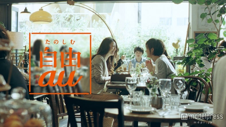 左から：井川遥、剛力彩芽／新CM「auスマートパス アプリ取り放題」篇より