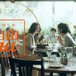 左から:井川遥、剛力彩芽/新CM「auスマートパス アプリ取り放題」篇より