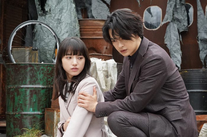 清原果耶、瀬戸康史 「霊媒探偵・城塚翡翠」第3話より(C)日本テレビ