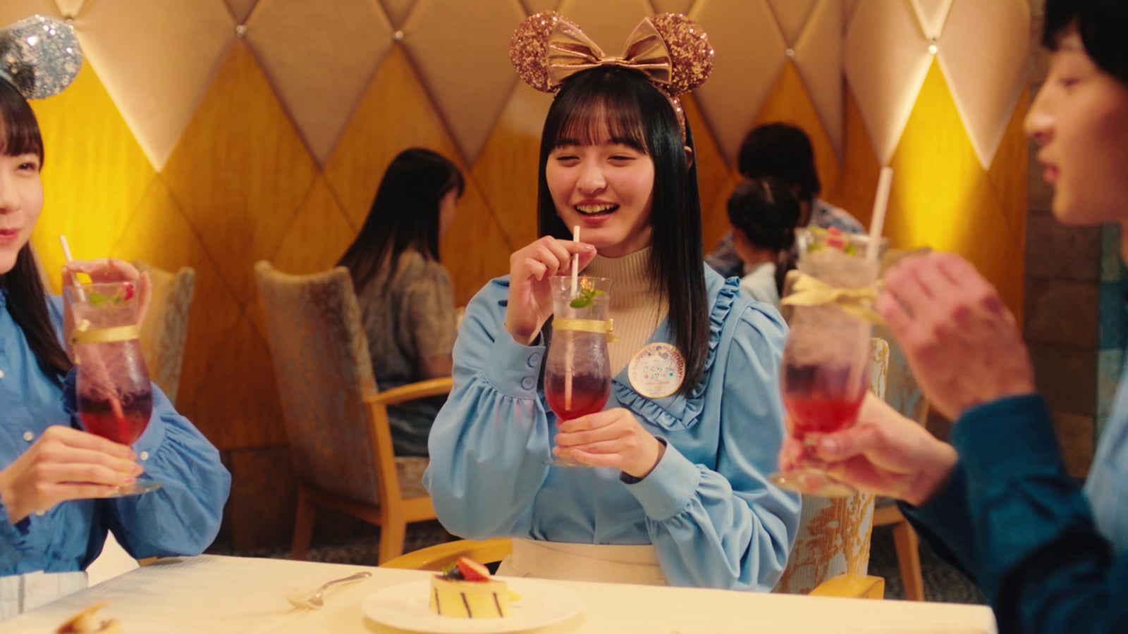 遠藤さくら／新CM「東京ディズニーシー20周年記念カード」篇より（C）Disney