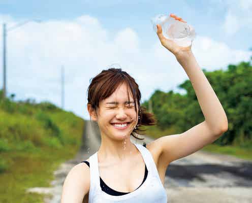 尾碕真花、胸元ちらりタンクトップで美肌魅せ