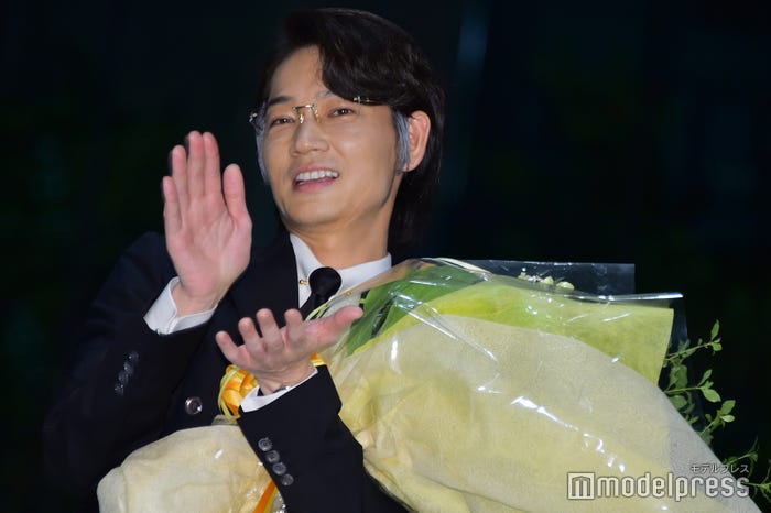 花束を持っていても周りのスタッフに大きな拍手(C)モデルプレス