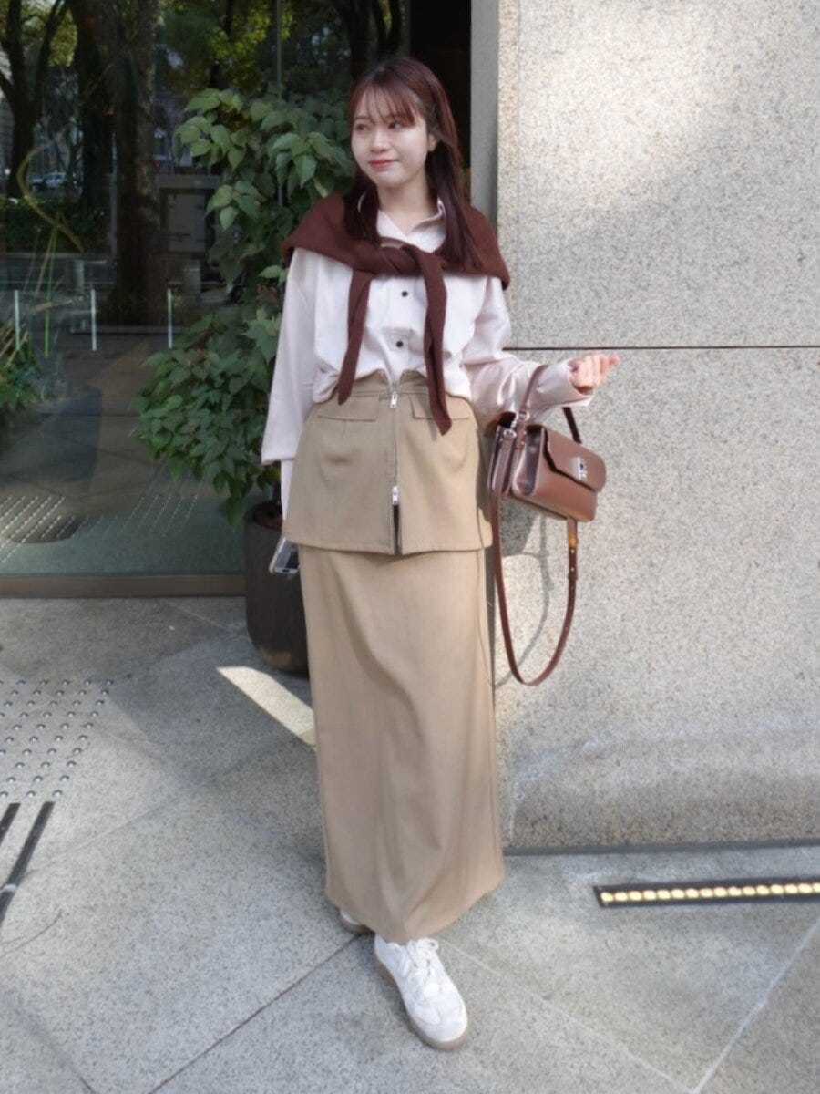 2026春大人女性おすすめ白スニーカーフェミニンコーデ