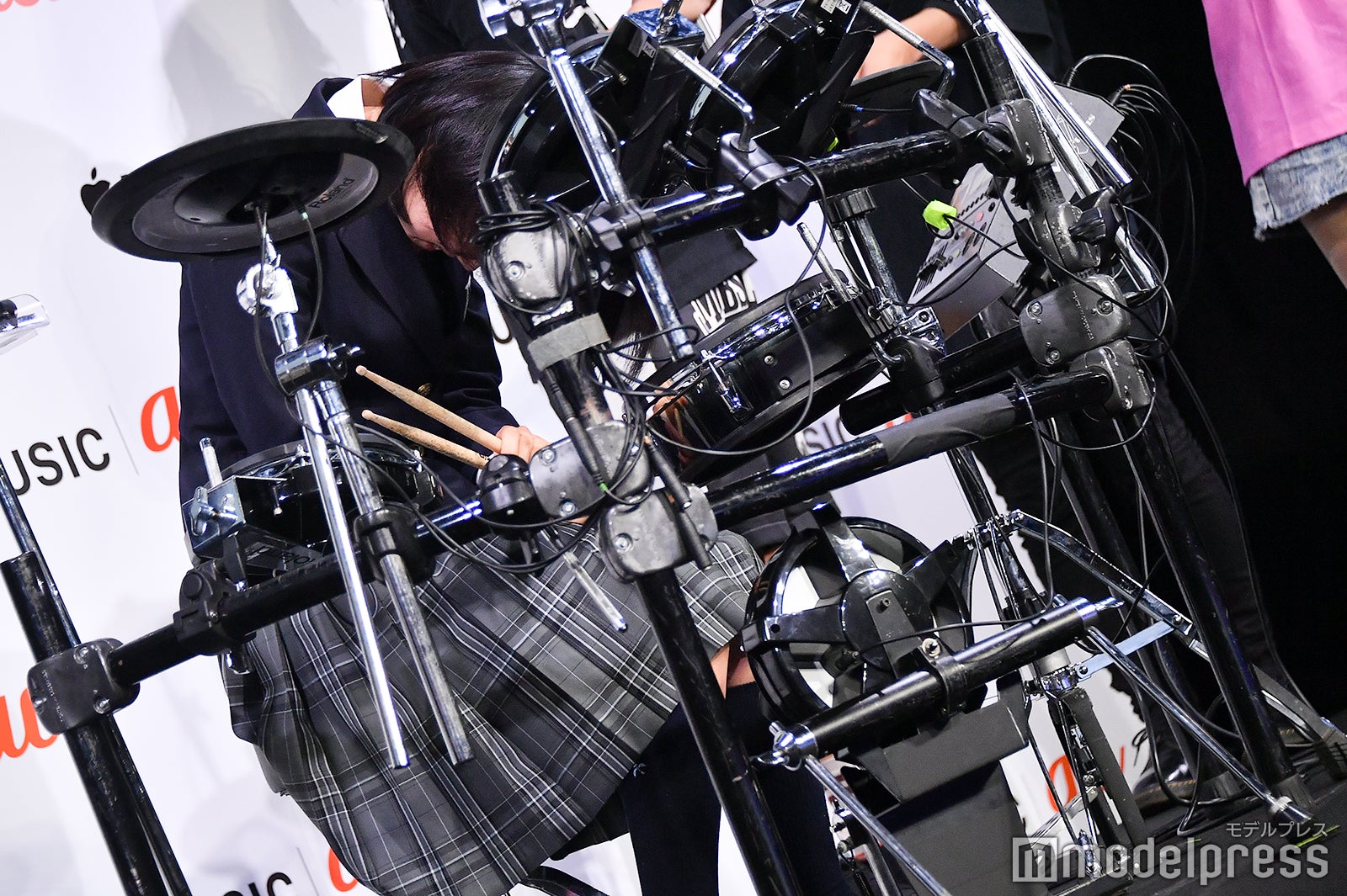 中川大志に褒められている間、照れてうなだれている松本穂香