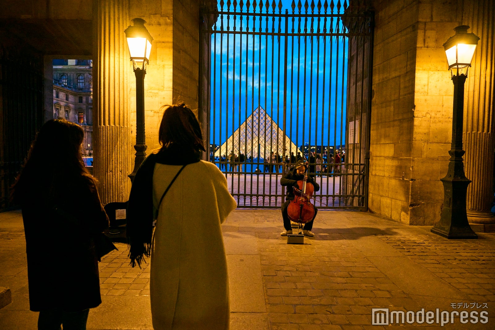 ストリートミュージシャンの演奏（C）モデルプレス