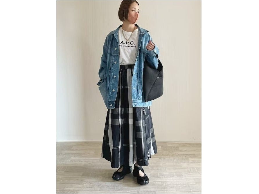 大きなチェックが目をひくスカートに合わせてスポーツミックスコーデ　出典：WEAR