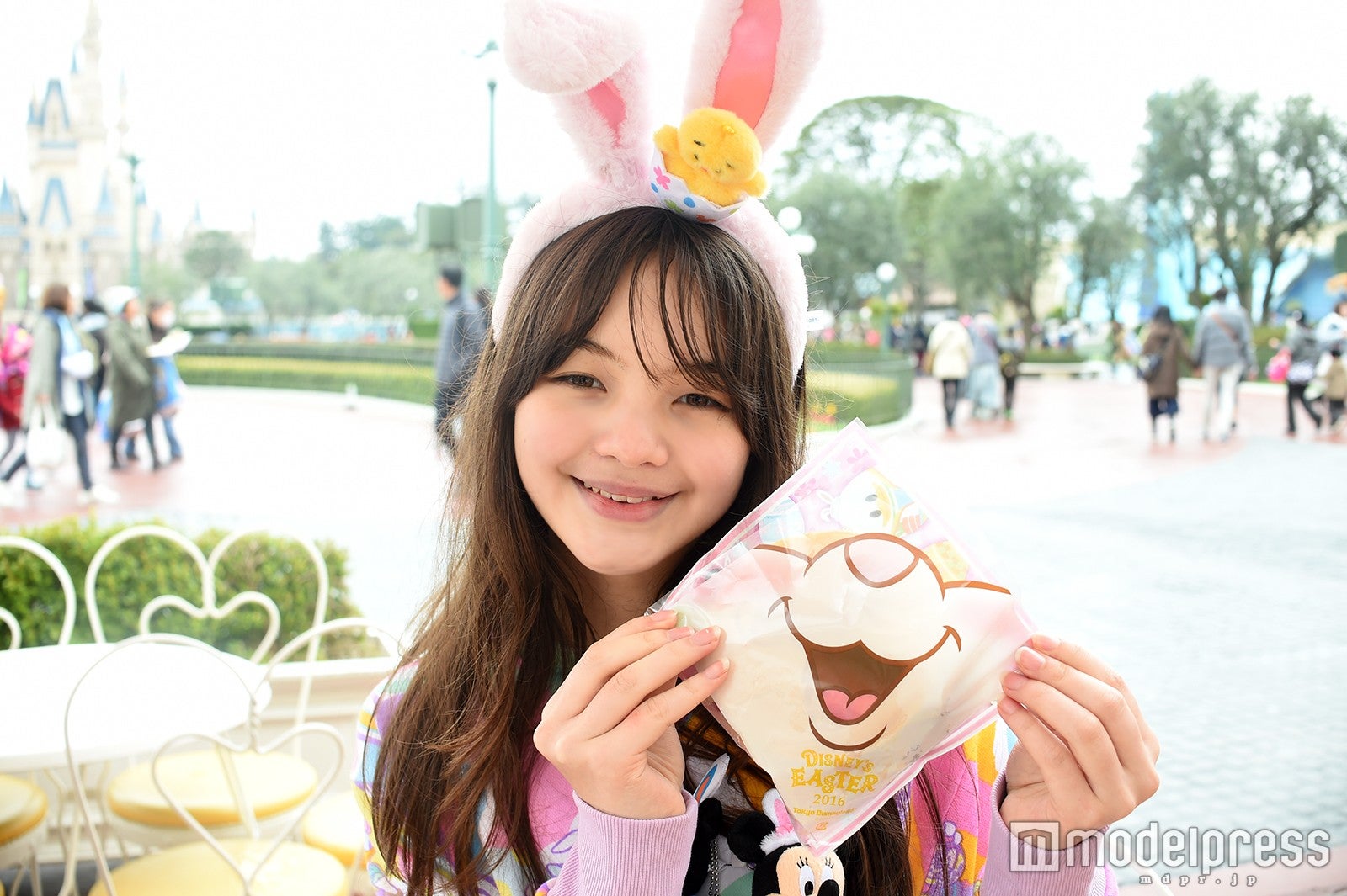 パッケージも可愛い（モデル：藤田エミリ）／（C）モデルプレス