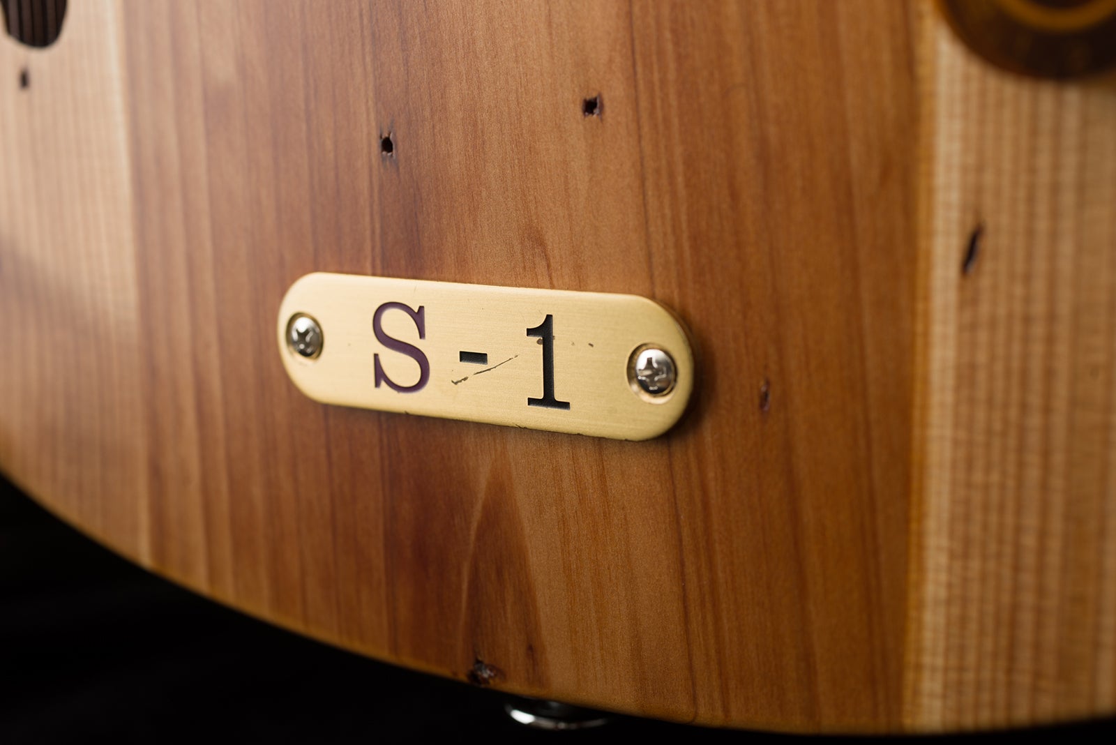 「帝劇オリジナルギター」（提供写真）