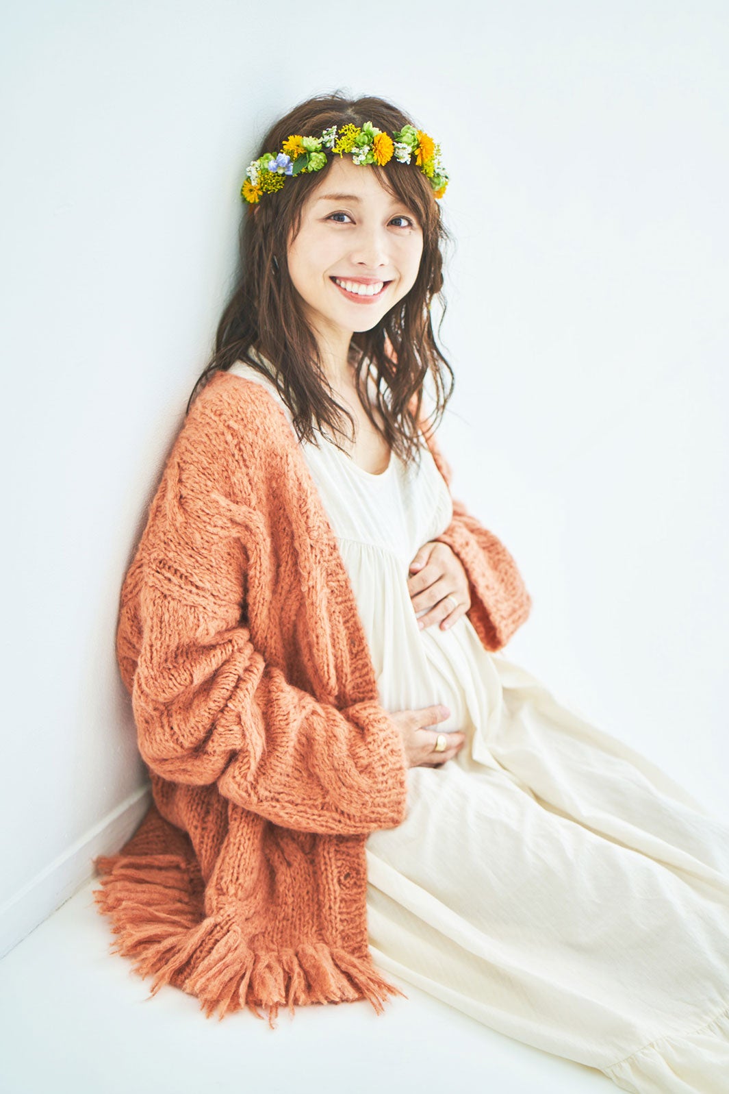 鈴木あきえ、ふっくらお腹で表紙登場 第2子出産の心構え明かす