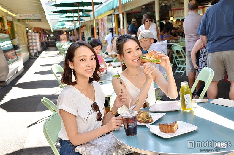 ファーマーズ・マーケットにはヘルシーな食事やお土産にぴったりなグルメなど約100店舗が並ぶ