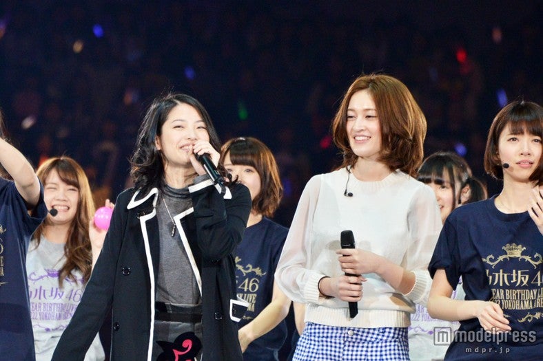 サプライズ登場した卒業生の岩瀬佑美子（左）と宮澤成良（右）