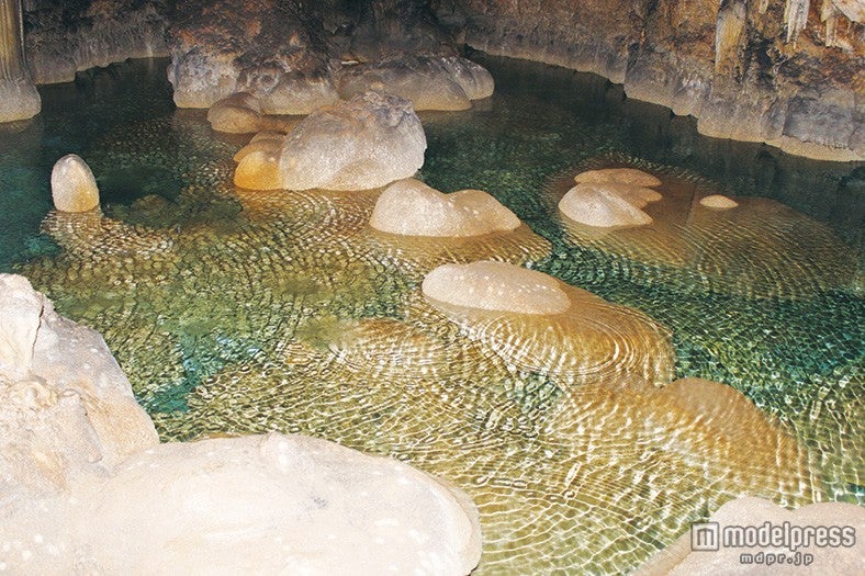 南大東島の鍾乳洞には絶景の地底湖が眠っている