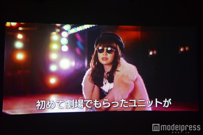 「小嶋陽菜好感度爆上げ公演」冒頭映像より (C)モデルプレス