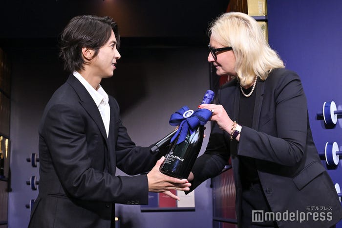 山下智久、シビレ・シェラー氏(C)モデルプレス