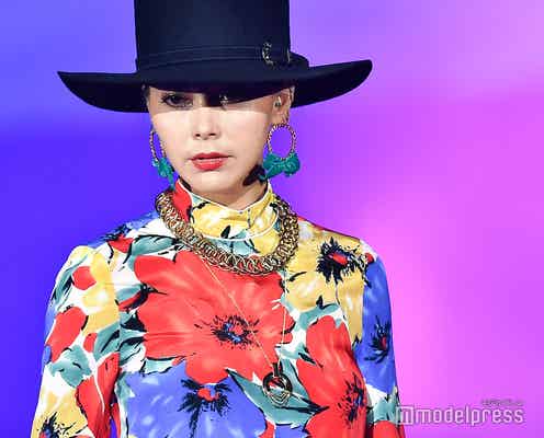 土屋アンナ、背中ざっくりド派手ワンピでオーラ全開<TGC富山2019>