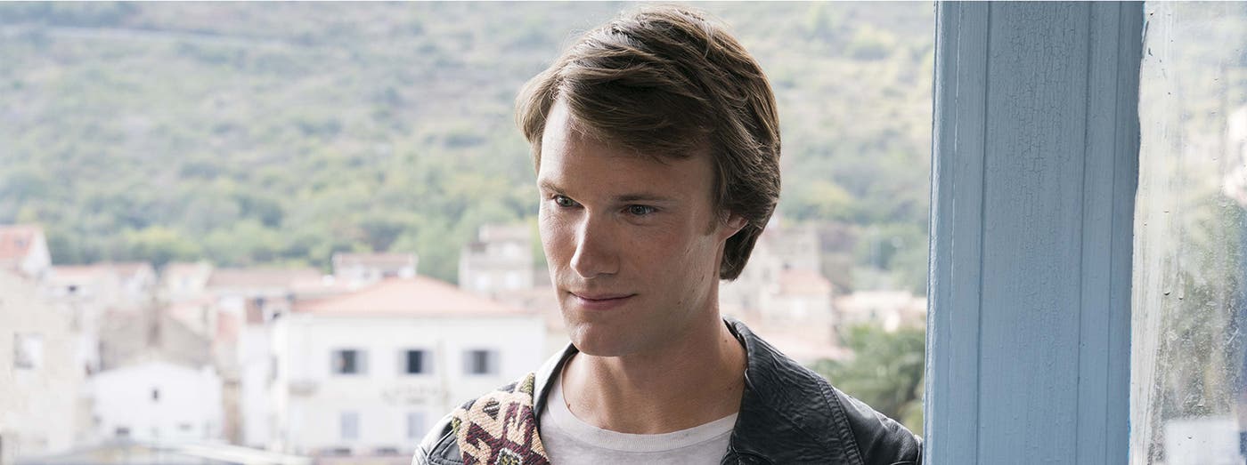 若きハリー(ヒュー・スキナー)(C)Universal Pictures