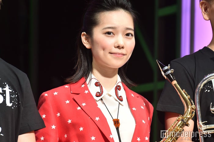 島崎遥香 でこ出し でサックス披露 腕前に共演者絶賛 モデルプレス