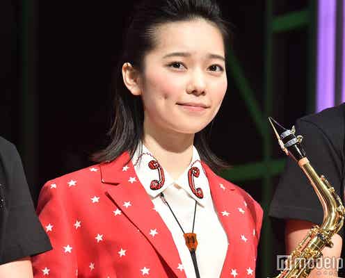 島崎遥香、“でこ出し”でサックス披露 腕前に共演者絶賛