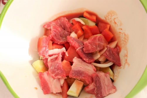 大きめの耐熱容器にナスとオリーブオイルを入れまんべんなくつけたら、1の野菜とトマトジュースを入れる。最後に牛肉をのせてラップをして600Wの電子レンジで3分加熱する。