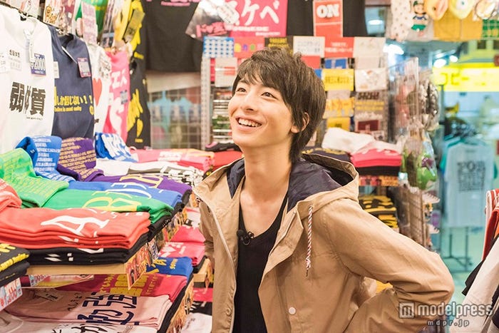 「TRUMP」稽古で着用するためのTシャツ選び(画像提供:所属事務所)