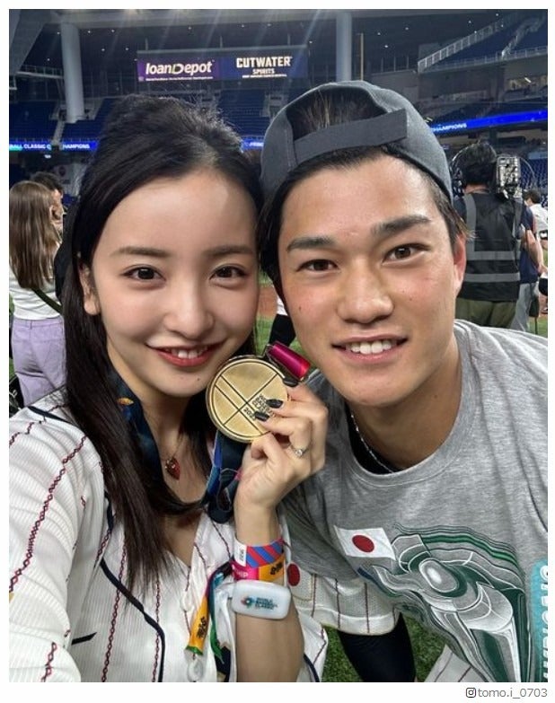 板野友美「WBC」優勝の夫・高橋奎二選手と顔寄せ合う2ショット公開「1番近くで葛藤する姿を見ていた」妻としての思い語る