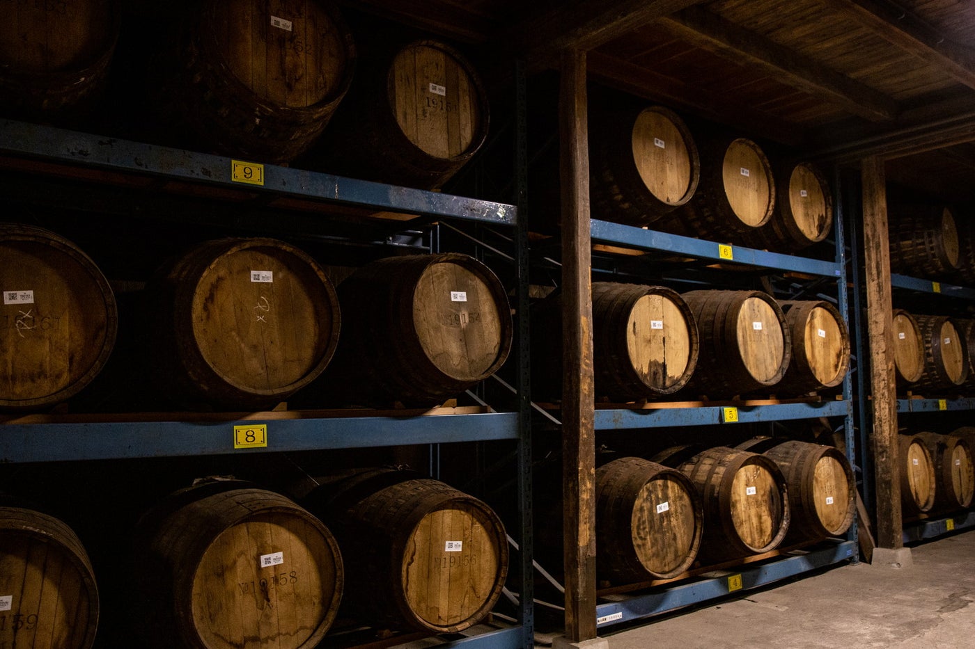 地元のミズナラ樽をはじめ、バーボン樽やシェリー樽など様々な種類の樽を使用し、ウイスキーを熟成させています。／提供画像