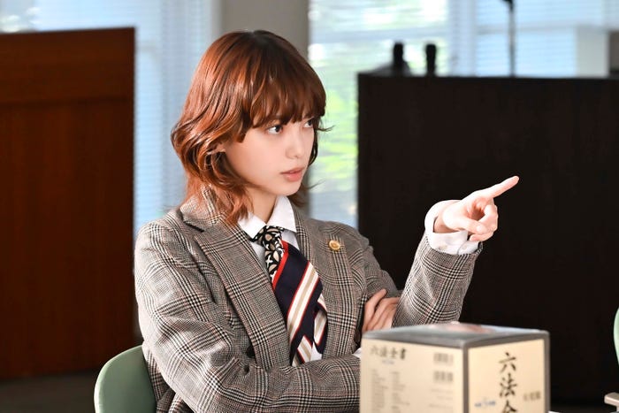 平手友梨奈「うちの弁護士は手がかかる」より(C)フジテレビ