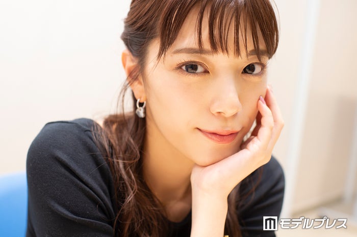 テレ朝・三谷紬アナ「めちゃくちゃ久しぶりの膝上丈」美脚際立つミニワンピ姿に反響「レベチのスタイル」「脚が長くて綺麗すぎる」