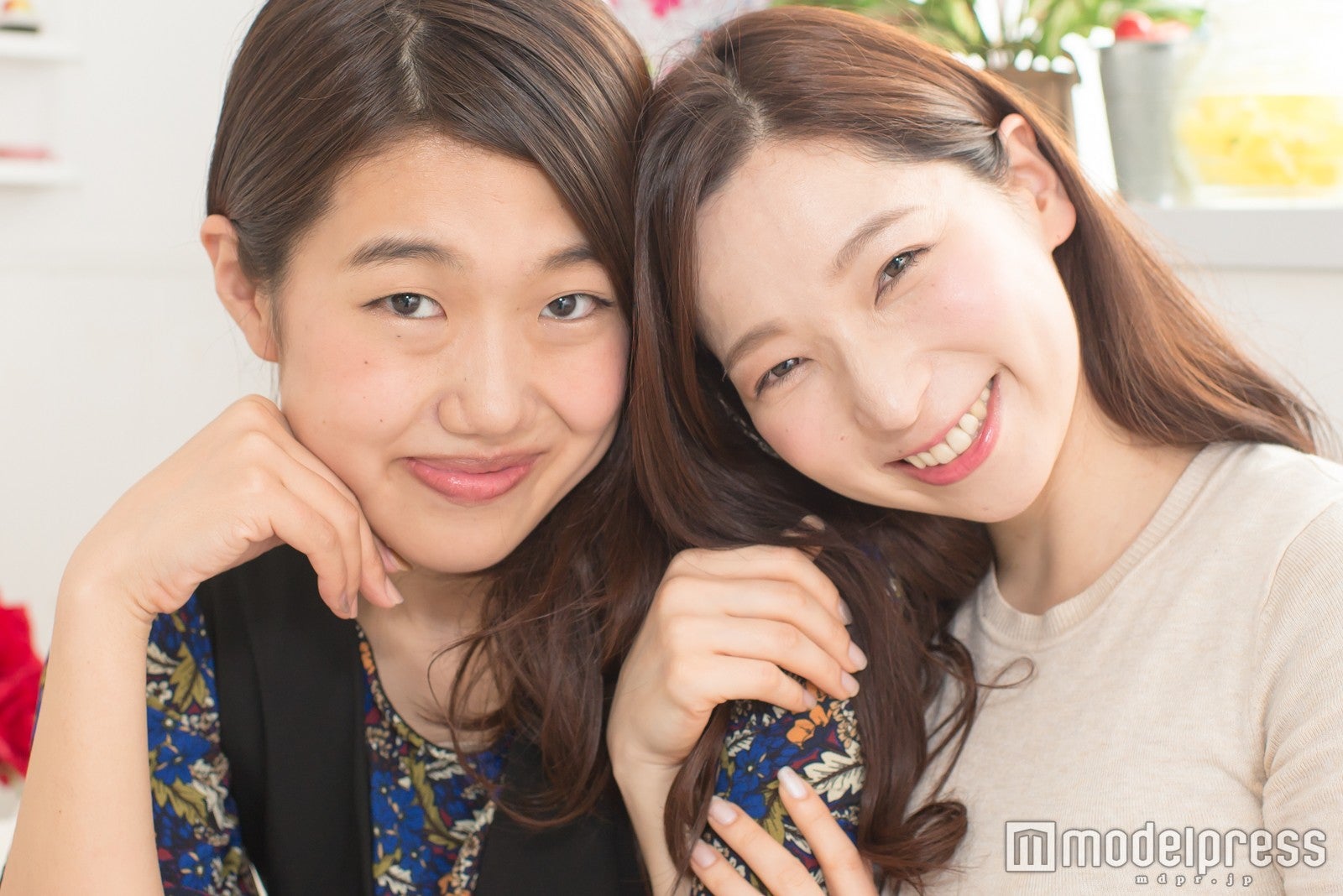 （左から）横澤夏子、鶴愛佳（C）モデルプレス