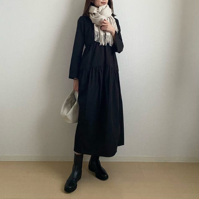 黒　ワンピース　コーデ　マフラー