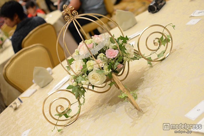 テーブルにはカボチャの馬車の花飾り