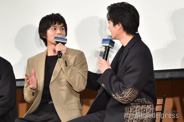 北村匠海(左)の背中に手を添える新田真剣佑(右)(C)モデルプレス