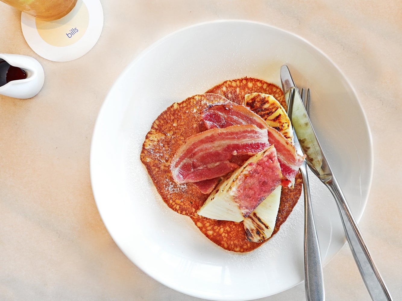 バターミルクパンケーキ w／ スモークベーコン、パイナップル、メープルシロップ／画像提供：bills japan