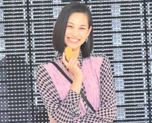 水原希子、ヘルシー美脚全開 「神コレ」にサプライズ登場