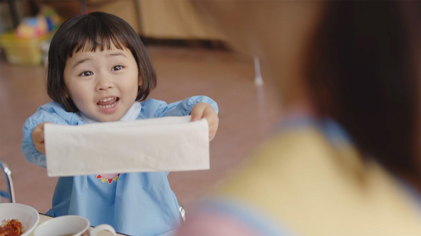 新CM「新垣先生と園児たち ～お昼ごはん～」篇より（提供写真）