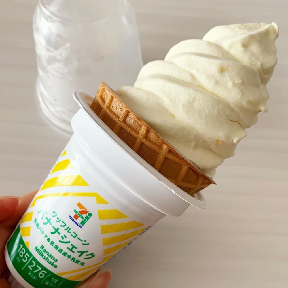 ワッフルコーンバナナシェイク