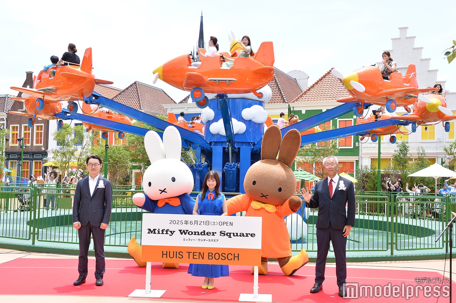 オープニングセレモニーの様子（左から）高村耕太郎氏、橋本環奈、鐵田昭吾氏（C）モデルプレス