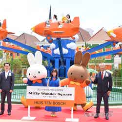 オープニングセレモニーの様子(左から)高村耕太郎氏、橋本環奈、鐵田昭吾氏(C)モデルプレス