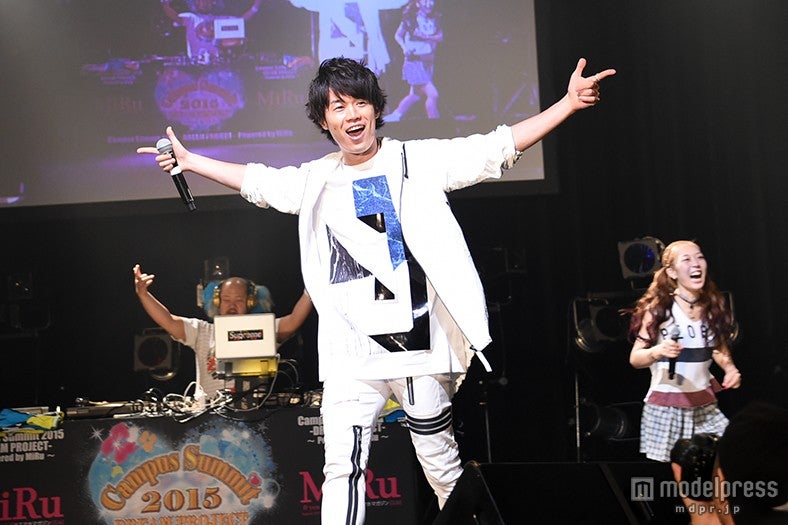 渋谷のカリスマ・WHITE JAM、圧巻パフォーマンスで女子を夢中に 「聴くだけで彼氏ができる」名曲も