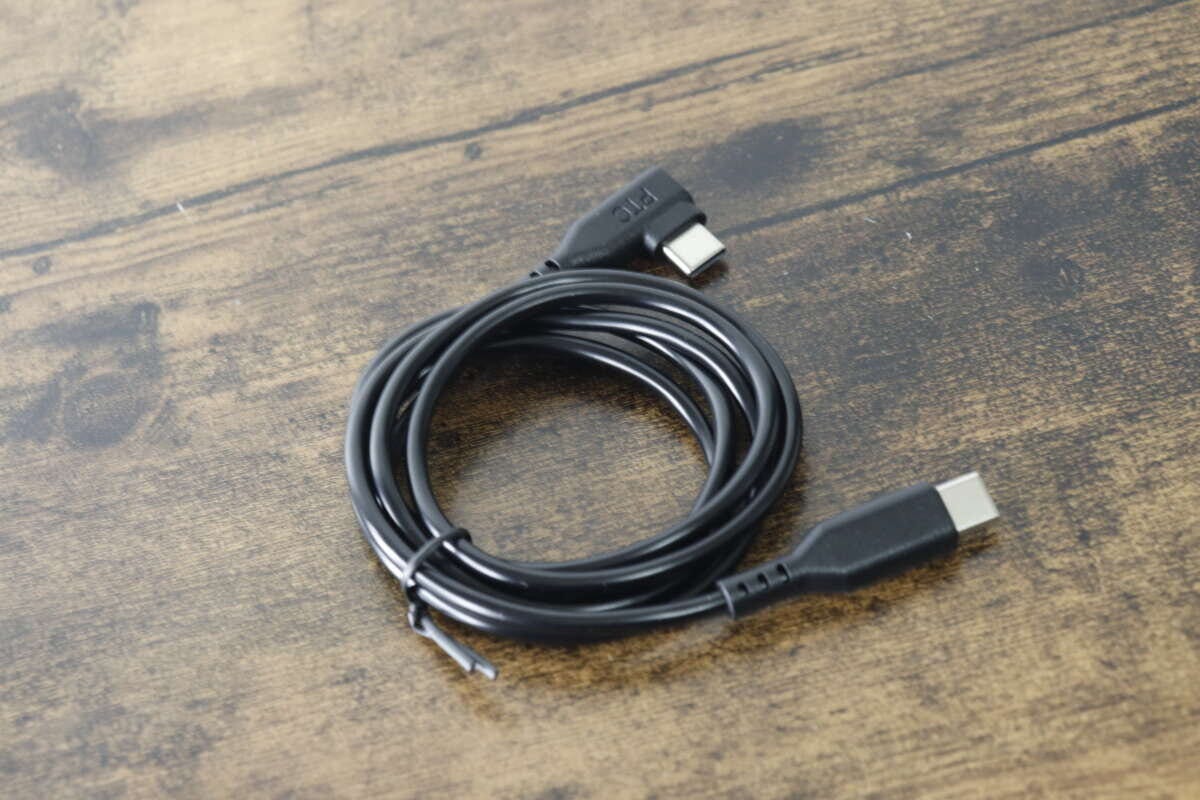 黒いL字型Type-C充電ケーブルが丸く巻かれている様子 黒いL字型Type-C充電ケーブルが丸く巻かれている様子