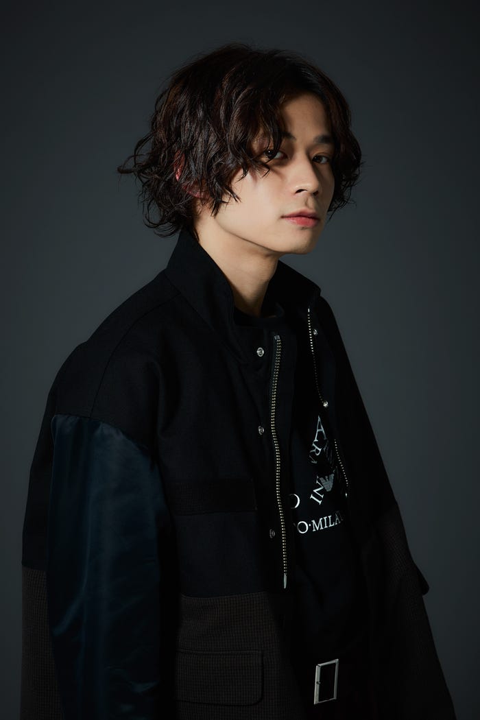 安井一真(写真提供:ソニー・ミュージックレーベルズ)