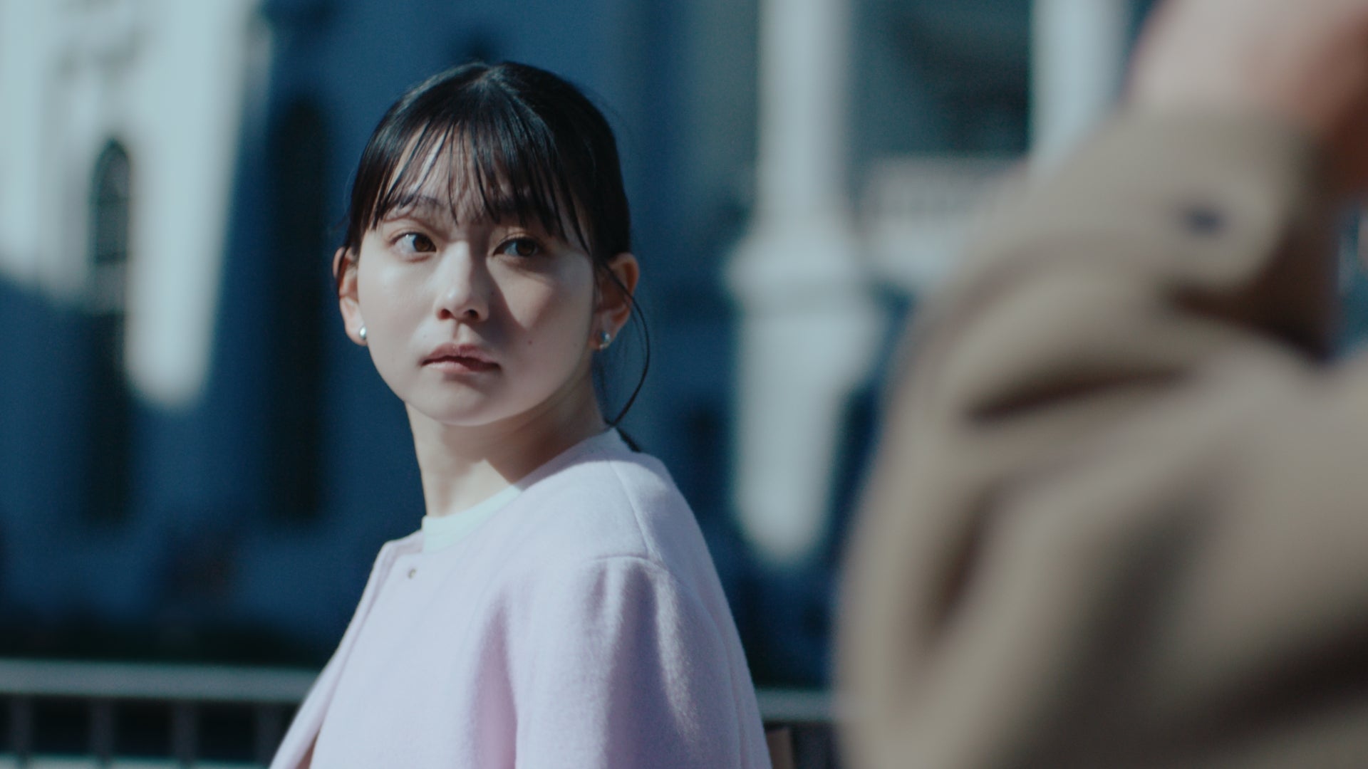 山田杏奈／新CM「朝マックタイム 会議篇」より（提供写真）