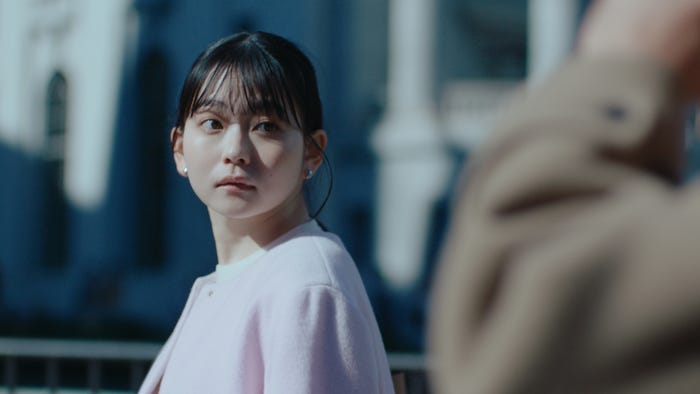 山田杏奈/新CM「朝マックタイム 会議篇」より(提供写真)