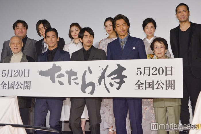 3人の協力があって全員の顔が見える1枚に!/前列左から:津川雅彦、小林直己、青柳翔、AKIRA、奈良岡朋子/後列左から:錦織良成監督、早乙女太一、田畑智子、石井杏奈、宮崎美子、HIRO(C)モデルプレス
