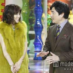 内田恭子と同番組のホストを務めるジョン・カビラ