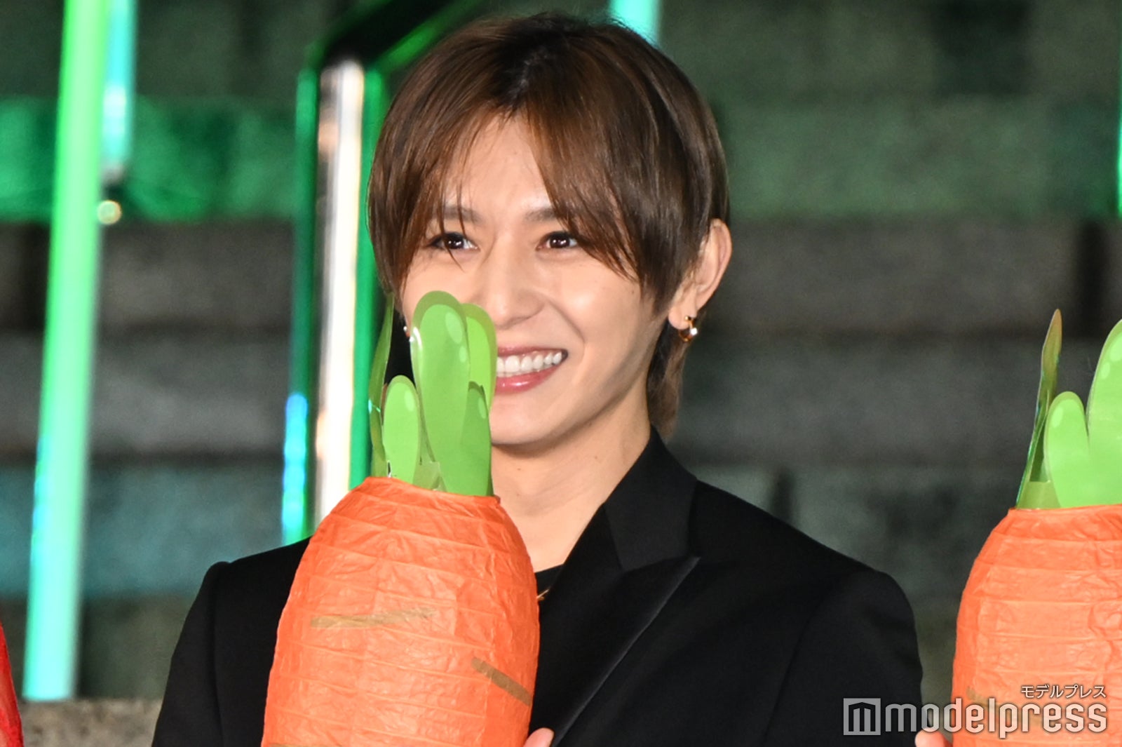 フォトセッションの際にキャスト全員が持った人参をフリフリと揺らし愛おしそうに持つ山田涼介（C）モデルプレス