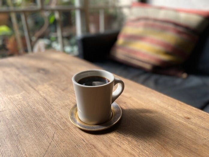 ふくよかで味わい深い珈琲を、ソファに腰かけていただく時間は格別