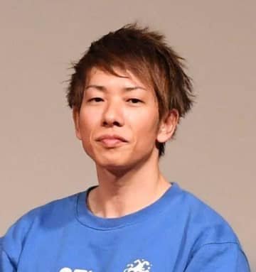 隣の席が前首相！「ずっと勉強と読書をされてる」飛行機なう、男優驚く 対応に好感