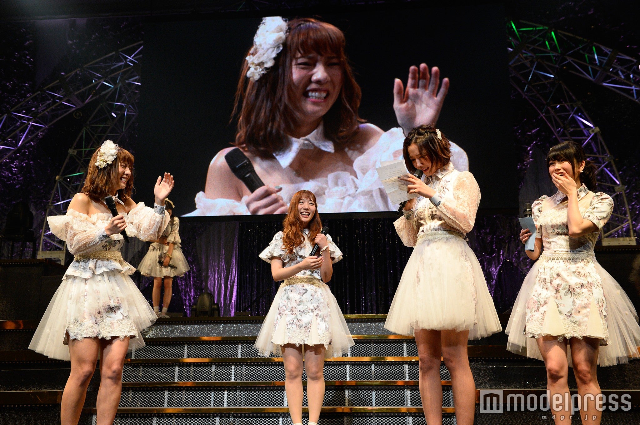 大家志津香から高城亜樹へ手紙（C）AKS