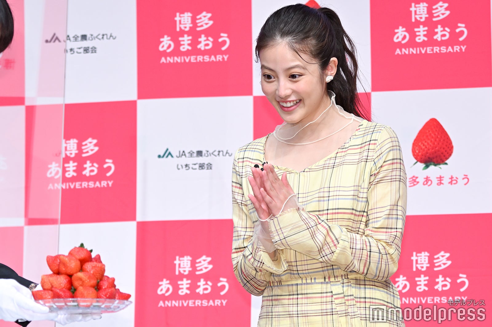 あまおうに目を輝かせる今田美桜 （C）モデルプレス